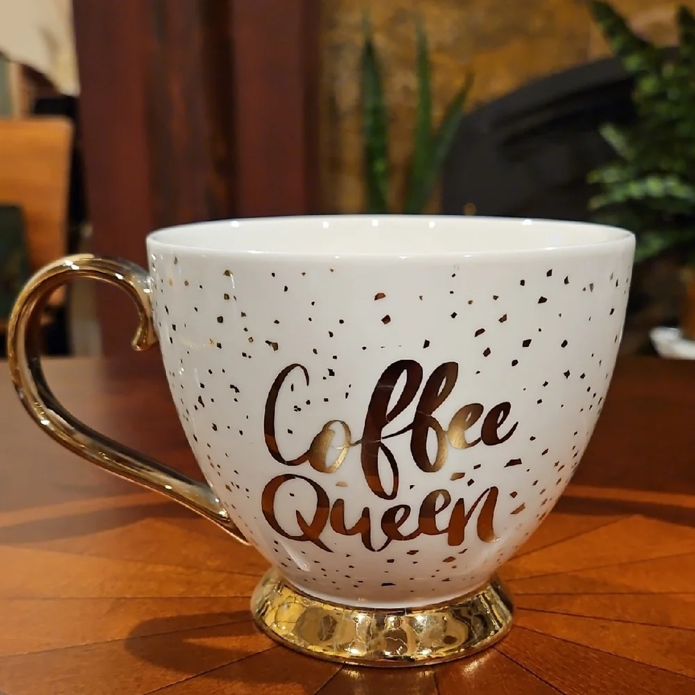 Nanette Lepore White and Gold Coffee/Tea Mug